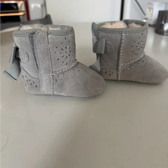 Cozy Gray UGG Infant Booties Size 0/1 - Picture 2 of 5